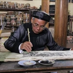 Nguyen Dang Che, artisan de la gravure sur bois traditionnelle de Đông Hồ. Photo : VNA