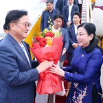 Le président de l'Assemblée nationale de la République de Corée, Woo Won Shik a été accueilli à l'aéroport international de Noi Bai par Nguyên Thanh Hai, présidente de la Commission des Sciences, des Technologies et de l'Environnement et présidente du Groupe des parlementaires d'amitié Vietnam-République de Corée. Photo : VNA