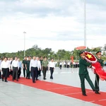 Le leader du PCV rend hommage au Président Hô Chi Minh et aux martyrs à Phu Quoc. Photo : VNA