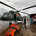 La division 372 de l’Armée de l’air a déployé en urgence, dans la matinée du 20 novembre, deux hélicoptères afin d’apporter une aide immédiate aux populations isolées. Photo : VNA