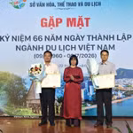 Remise de la décision de reconnaître officiellement deux destinations touristiques. Photo : VNA