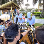 Les participants apprécient des spécialités culinaires lors d'un événement touristique. Photo : VNA