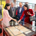 Les délégués visitent l'espace. Photo: VNA