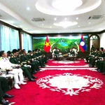Le général de corps d'armée Nguyên Truong Thang, vice-ministre de la Défense a rendu une visite de courtoisie au ministre lao de la Défense nationale, le général de corps d'armée Khamliang Outhakaysone, à Vientiane le 20 novembre. Photo : VNA