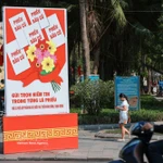Un large dispositif composé de panneaux, de banderoles, de slogans, de drapeaux nationaux et d’affiches thématiques a été installé le long des principales artères, dans les centres administratifs, les quartiers résidentiels ainsi que sur les sites de vote. Photo : VNA