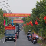 La communication est menée au moyen de banderoles et de véhicules mobiles dans la commune de Vinh Vien, ville de Can Tho. Photo : VNA 