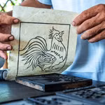Contrairement aux estampes polychromes, la peinture de Sinh utilise la matrice uniquement pour imprimer les contours, la coloration étant ensuite réalisée à la main, ce qui rend chaque œuvre unique. Photo : VNA