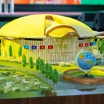 Une maquette du Centre d'expositions du Vietnam réalisée à partir de 410 kg de le riz gluant à la momordique et 100 kg de haricots, est reconnue comme un record vietnamien. Photo: VNA