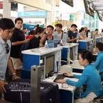 Des passagers s'enregistrent à l'aéroport de Noi Bai. Photo : VNA