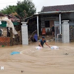 En novembre 2025, les forces de police de la province de Dak Lak ont ​​distribué de la nourriture aux populations des zones fortement inondées le long de la rivière Banh Lai. Photo: VNA 