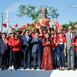Le Premier ministre Pham Minh Chinh assiste à la cérémonie de rénovation et de dépôt de gerbe au mémorial du Président Hô Chi Minh, à Saint-Domingue, en République dominicaine. Photo: VNA