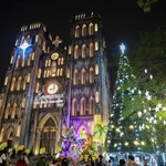 Située à l'ouest du lac Hoan Kiem, la cathédrale Saint-Joseph de Hanoï est décorée pour accueillir Noël 2025. Photo: VNA