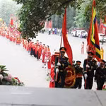 La délégation de la commune de Hy Cuong accomplit le rituel au temple supérieur. Photo : VNA