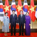 Le président de l'Assemblée nationale, Trân Thanh Mân, et son épouse président la cérémonie d'accueil du président de l'AN sud-coréenne, Woo Won Shik, et de son épouse, en visite officielle au Vietnam. Photo: VNA