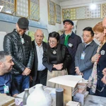 L'épouse du Premier ministre écoute les responsables du Centre présenter les activités, les conditions de vie et le parcours des enfants pour surmonter les difficultés. Photo: VNA