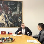 Milan Krajca, président du Mouvement pour la paix tchèque et membre du Parti communiste de Bohême et de Moravie, répond à une interview de l’Agence vietnamienne d’Information. Photo: VNA