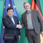 Le vice-Premier ministre Nguyen Chi Dung (gauche) et le vice-président du Bundestag allemand, Bodo Ramelow. Photo: VNA
