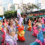 Des acteurs recréent la beauté de la culture maritime lors du carnaval de rue. Photo : VNA