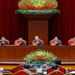 Le secrétaire général du Parti communiste du Vietnam, To Lam (au milieu), préside la conférence consacrée au bilan de la lutte contre la corruption, le gaspillage et les phénomènes négatifs durant le 13ᵉ mandat du Parti. Photo: VNA