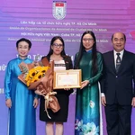 Remise de l’insigne « Pour la paix et l’amitié entre les peuples » à Ariadne Feo Labrada, en reconnaissance de ses contributions au renforcement des liens d’amitié et de solidarité entre les peuples vietnamien et cubain. Photo: VNA