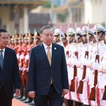 Le secrétaire général du PCV To Lam (droite) et Samdech Techo Hun Sen passent en revue la garde d'honneur de l'Armée royale cambodgienne. Photo : VNA