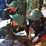 Des soldats prélèvent des échantillons de restes de soldats tombés au champ d'honneur au cimetière national des martyrs de Truong Son. Photo : VNA