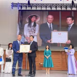 L’ambassadeur du Vietnam en Slovaquie, Pham Truong Giang (gauche), remet un satisfecit du Comité central du Front de la Patrie du Vietnam au conseil d'administration de l'Association des Vietnamiens en Slovaquie. Photo: VNA