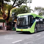 De nombreuses lignes de bus électriques modernes sont mises en service, remplaçant progressivement les véhicules à combustibles fossiles. Photo : VNA
