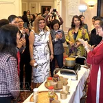 La cheffe Anna Le présente les plats aux invités. Photo: Ngoc Quang/VNA