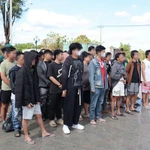 63 citoyens vietnamiens sont rapatriés par les autorités cambodgiennes. Photo : VNA