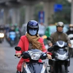 Deaucoup de citoyens de la capitale portent de vêtements épais et d'écharpes, le 19 novembre. Photo : Hoai Nam/Vietnam+