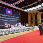 Le président de l’Assemblée nationale vietnamienne Tran Thanh Man et une haute délégation vietnamienne rendent hommage à Vientiane au défunt président de l’Assemblée nationale lao Xaysomphone Phomvihane. Photo : VNA