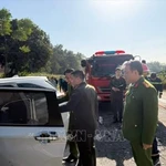 La collision s'est produite le 26 novembre vers 13h30 sur la Nationale 1A, à hauteur de la commune de Nhân Ly, lorsqu'un tracteur routier immatriculé 98E-000.77 a percuté une voiture de tourisme immatriculée 19A-483.13. Photo: VNA