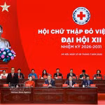 Le secrétaire général du Parti et président de la République To Lam assiste et participe au présidium du 12e Congrès national de la Croix-Rouge du Vietnam. Photo : VNA
