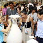 Les invités de l'APEC découvrent la poterie de Chu Dâu à Hai Phong