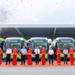 Cérémonie d'inauguration d'une ligne de bus électrique à Hanoï. Photo : VNA