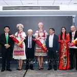 Les délégués offrent des fleurs aux trois auteurs du projet « Le Party au 20e siècle ». Photo : VNA