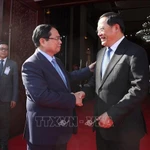 Le Premier ministre Pham Minh Chinh (droite) et son homologue lao Sonexay Siphandone. Photo: VNA