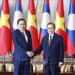 Le président de l’AN Tran Thanh Man (à gauche) et son homologue lao Saysomphone Phomvihane. Photo: VNA