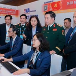 Le général Nguyen Trong Nghia visite la zone de travail de l'Agence vietnamienne d'information au Centre de presse du 14e Congrès national du Parti. Photo : VNA