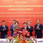 Cérémonie de signature d'un protocole d'accord de coopération entre l'Académie de la Cour du Vietnam et l’Institut de formation, de recherche et d'information judiciaires de Mongolie. Photo: VNA