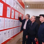 Des électeurs consultent la liste des candidats dans la circonscription n° 13. Photo : VNA
