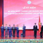 Remise de l’Ordre du Travail de première classe au secteur diplomatique. Photo: VNA