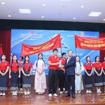 L'ambassadeur Nguyen Minh Tam remet le premier prix à l'équipe de l'École pour surdoués de l'Université nationale du Laos. Photo : VNA