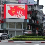 À Hô Chi Minh-Ville, un coin du carrefour Phu Dung est orné de drapeaux et de fleurs pour célébrer le Jour du scutin. Photo : VNA