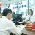 Au Centre de services administratifs du quartier de Dong Da, situé au 71 rue Ton Duc Thang, à Hanoï. Photo : VNA