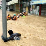 Des forces évacuent des habitants de Khanh Hoa. Photo : VNA