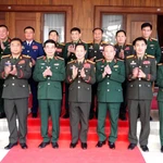 Les membres des délégations des ministères vietnamien et lao de la Défense. Photo: VNA