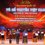 Remise des prix lors de la cérémonie de clôture du 9e Festival international des arts martiaux traditionnels à Gia Lai. Photo: VNA