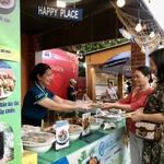 Un stand proposant de spécialités de Con Dao attire les gourmands. Photo : VNA